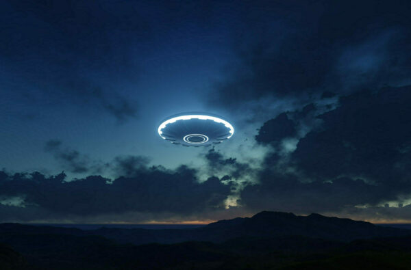 Ein leuchtendes Ufo im Nachthimmel