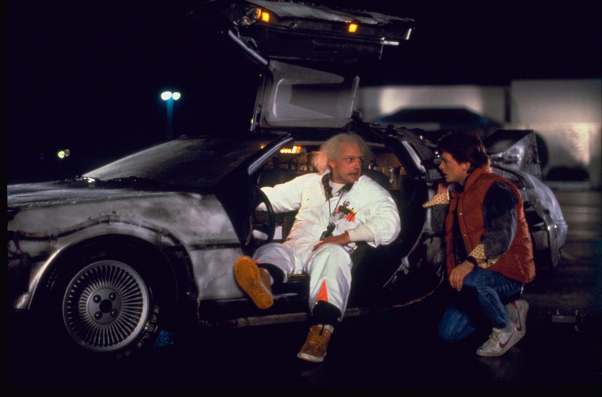 Ein Professor sitzt in dem Auto und unterhält sich mit einem Jungen - Szene aus dem Film Zurück in die Zukunft