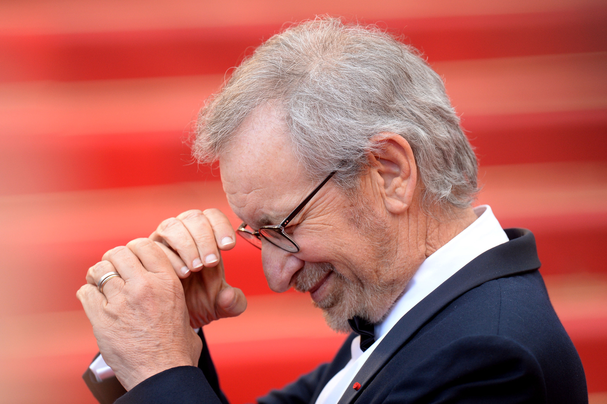 Steven Spielberg seitlich schaut durch seine Hände wie durch ein Fernrohr